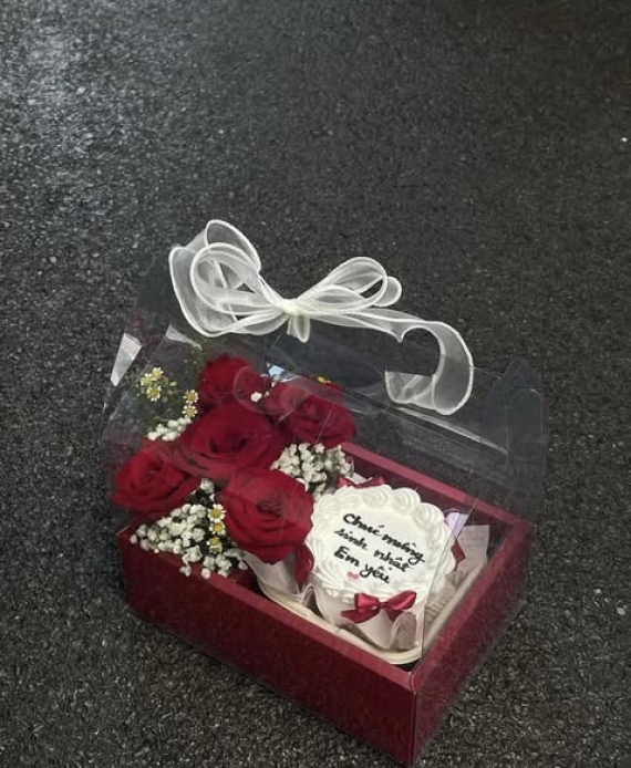 Sét bánh và hoa tặng em yêu