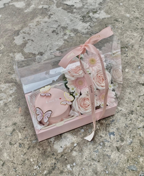 Sét bánh và hoa tặng em bé