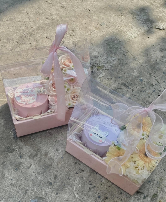 Sét bánh và hoa tặng em bé
