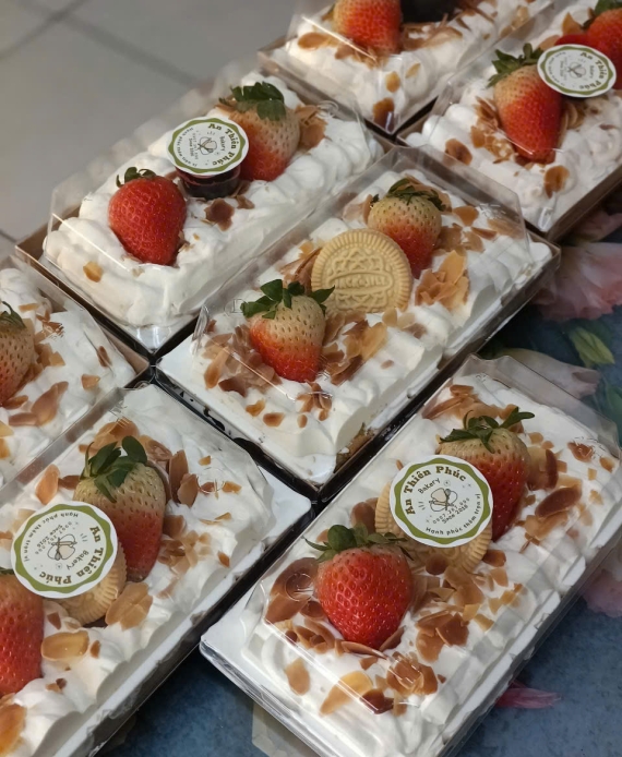 Bánh kem tặng cho cháu gái