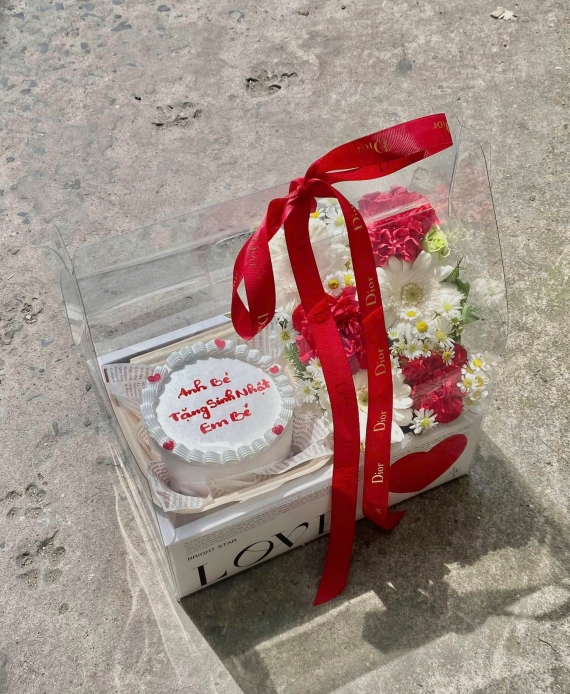 Sét bánh và hoa tặng em bé